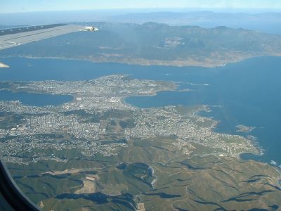Blick auf Bucht von Wellington aus dem Flugzeug