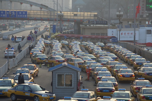 Taxis vor dem Hauptbahnhof Pekings
