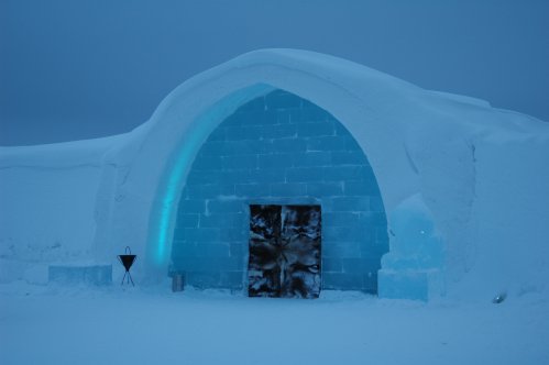 Eingang Eishotels in Nähe von Kiruna
