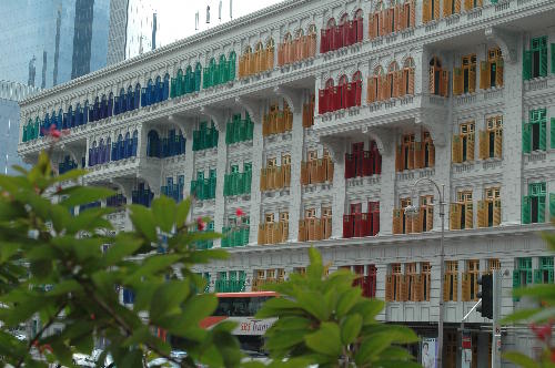 ein Haus mit bunten Fensterläden in Singapur Nähe Funan DigitalLife Mall