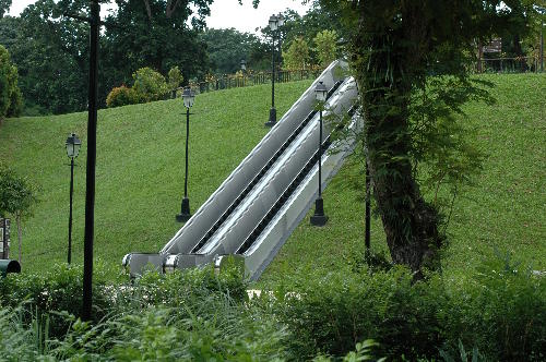 Rolltreppe auf Wiese Nähe Nationalmuseum Singapur