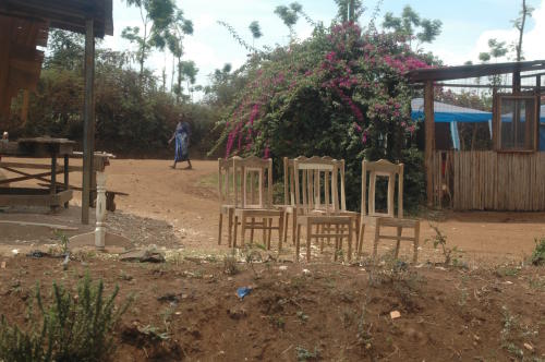 Stühle am Straßenrand in Tansania